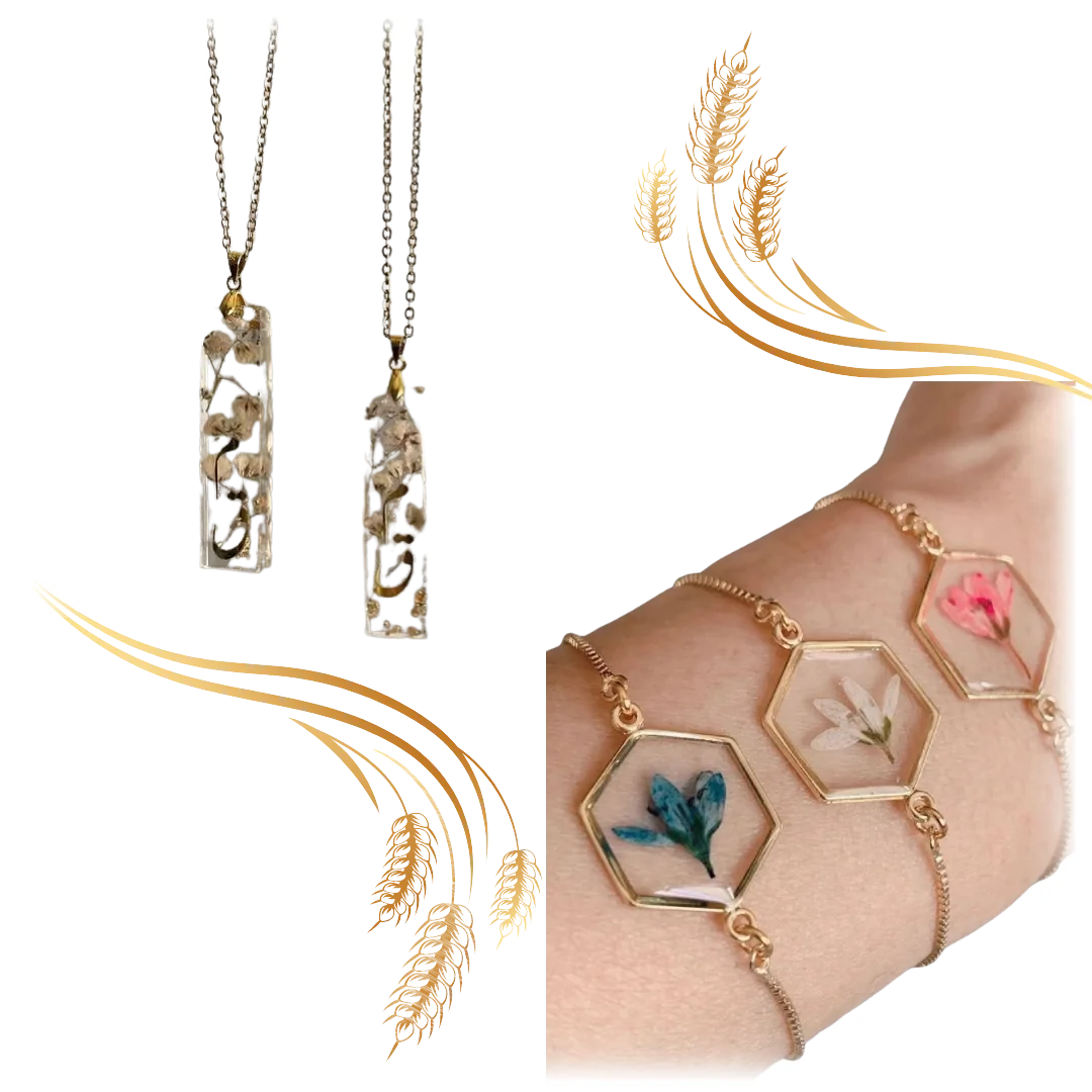 Collares y pulseras de resina con flores prensadas y detalles dorados