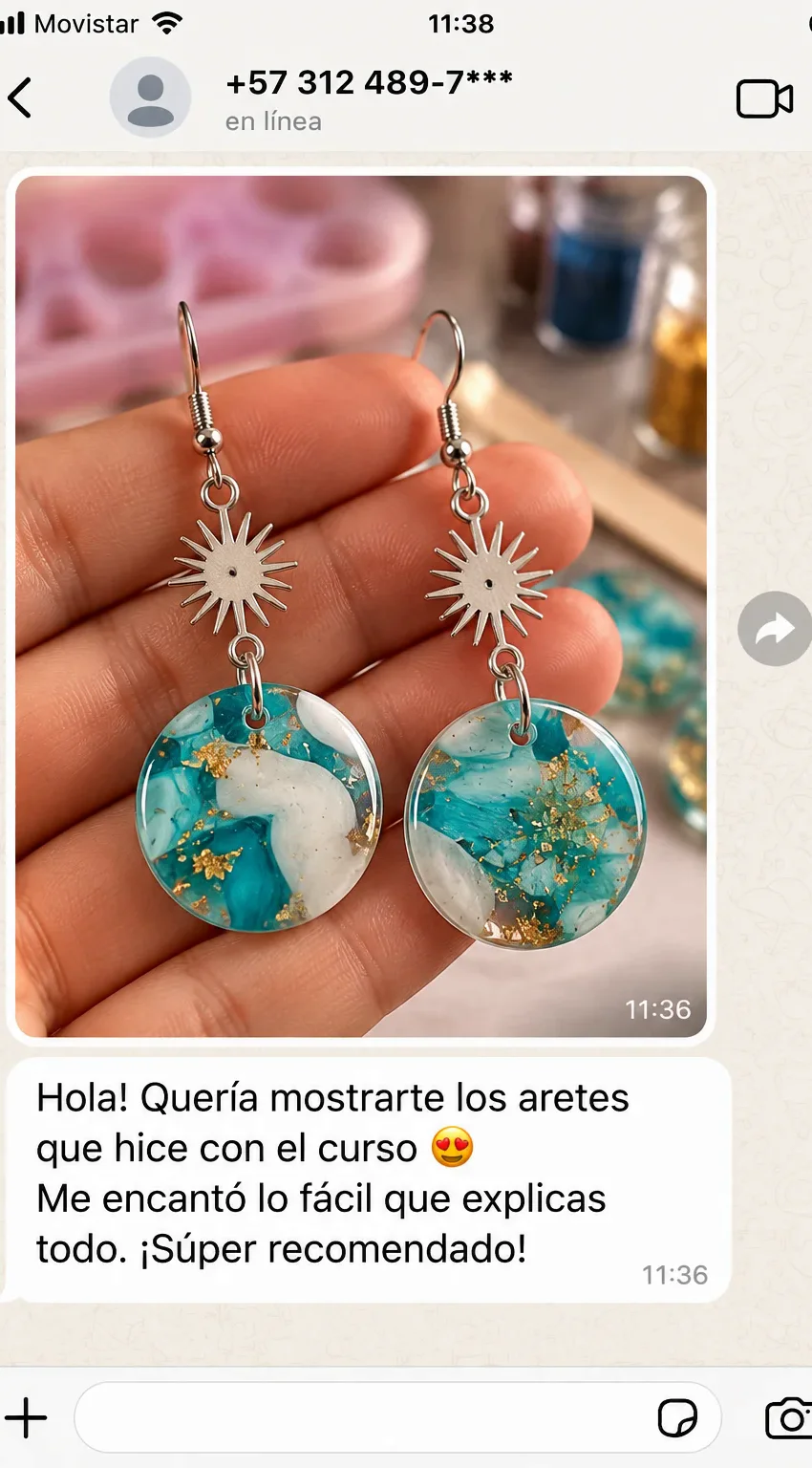 Captura de chat de una alumna mostrando los aretes de resina que hizo con el curso